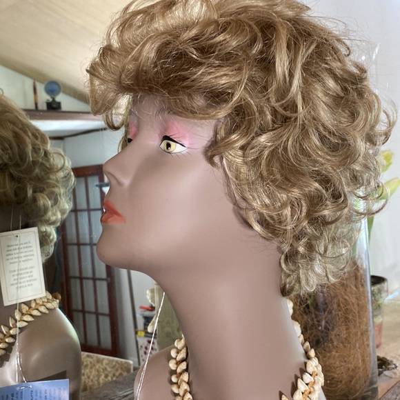 Wig - Picture 2 of 7